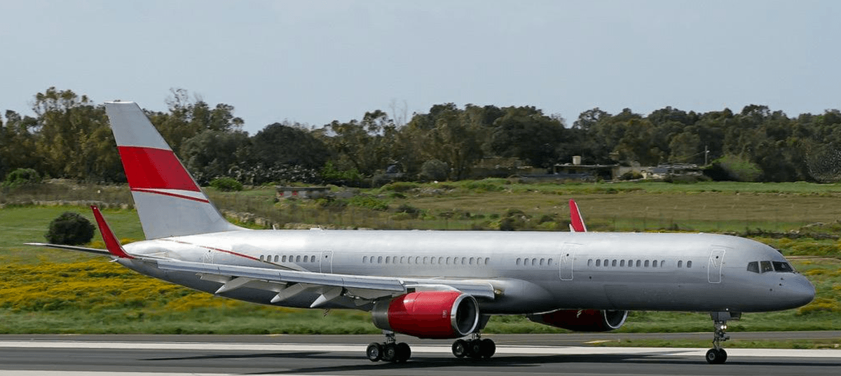 Boeing 757-200 9H-AVM