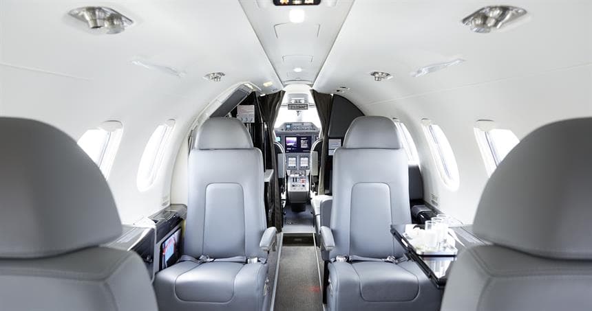 Embraer Phenom 300 D-CASH