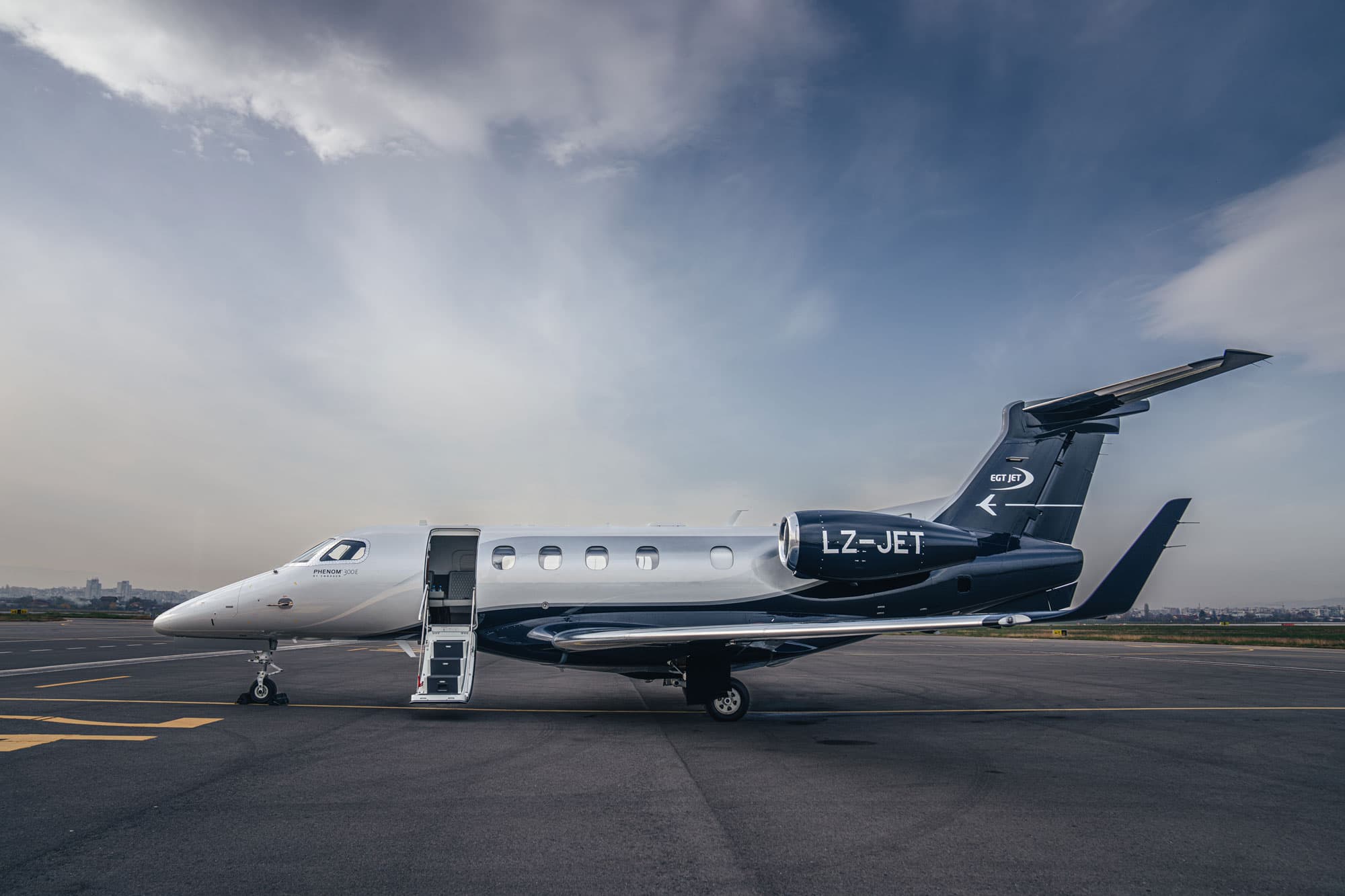 Embraer Phenom 300 LZ-JET