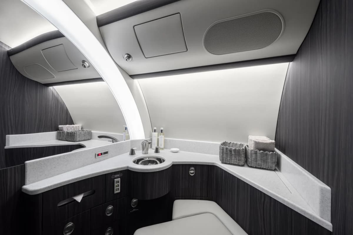 Challenger 850 9H-AMY